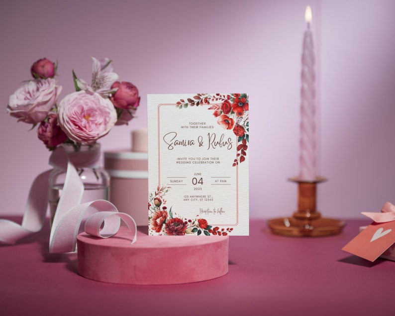 Peut inclure: Une invitation de mariage avec un motif floral compos&eacute; de coquelicots rouges et de feuilles vertes. L'invitation est imprim&eacute;e sur du papier cartonn&eacute; blanc et poss&egrave;de une bordure dor&eacute;e. Le texte de l'invitation indique "Ensemble avec leurs familles, Samira & Rubus, vous invitent &agrave; c&eacute;l&eacute;brer leur mariage le dimanche 4 juin 2023 &agrave; 16h00."