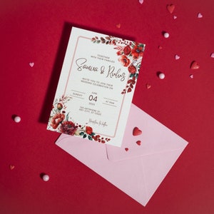 Peut inclure: Une invitation de mariage avec un motif floral compos&eacute; de fleurs rouges et roses. L'invitation indique "Ensemble avec leurs familles, Samira & Rubus vous invitent &agrave; c&eacute;l&eacute;brer leur mariage le dimanche 04 juin 2023 &agrave; 17h. 123 Anywhere St, Any City, ST 12345."