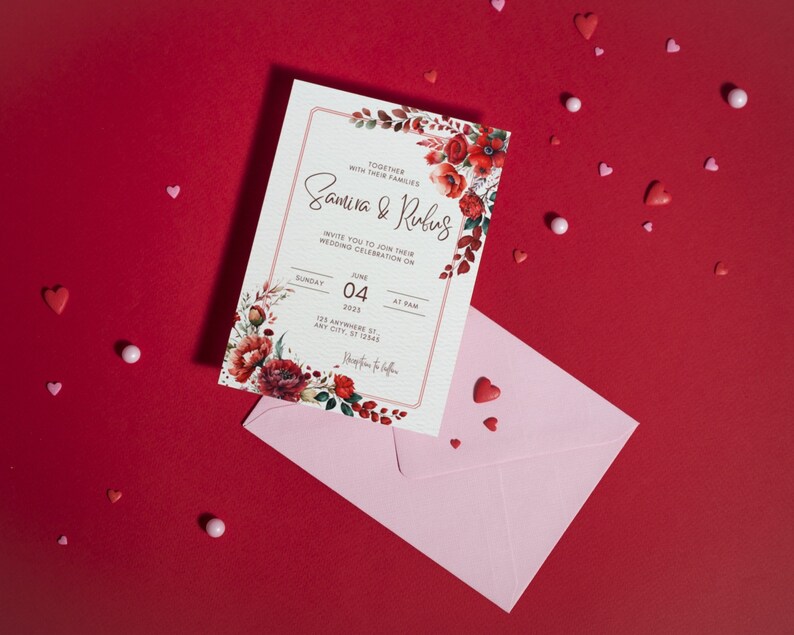 Peut inclure: Une invitation de mariage avec un motif floral compos&eacute; de fleurs rouges et roses. L'invitation indique "Ensemble avec leurs familles, Samira & Rubus vous invitent &agrave; c&eacute;l&eacute;brer leur mariage le dimanche 04 juin 2023 &agrave; 17h. 123 Anywhere St, Any City, ST 12345."