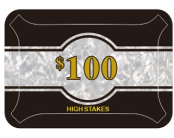 Op de afbeelding: Een zwarte en gouden pokerchip met de tekst "$100 HIGH STAKES" erop.