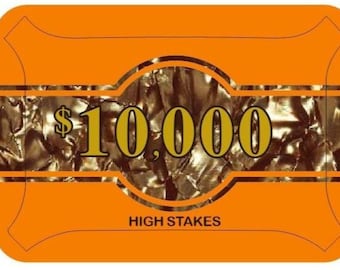 Op de afbeelding: Oranje casino-chip met een gouden rand en de tekst "$10,000 HIGH STAKES" in gouden letters.