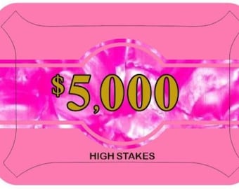 Op de afbeelding: Roze casino-chip met een gouden waarde van $ 5.000 en de tekst "HIGH STAKES" erop gedrukt.