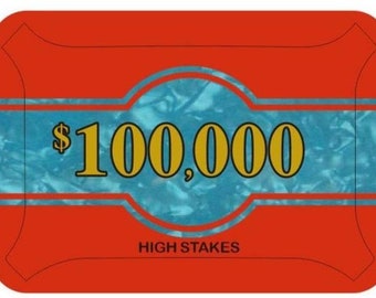 Op de afbeelding: Een rode en blauwe casinochip met de tekst "$100.000" in gouden letters en de woorden "HIGH STAKES" in zwarte letters.