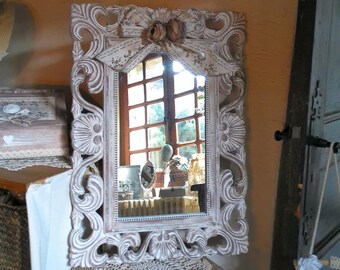 Specchio in legno con volute Collezione “Eléonore”.