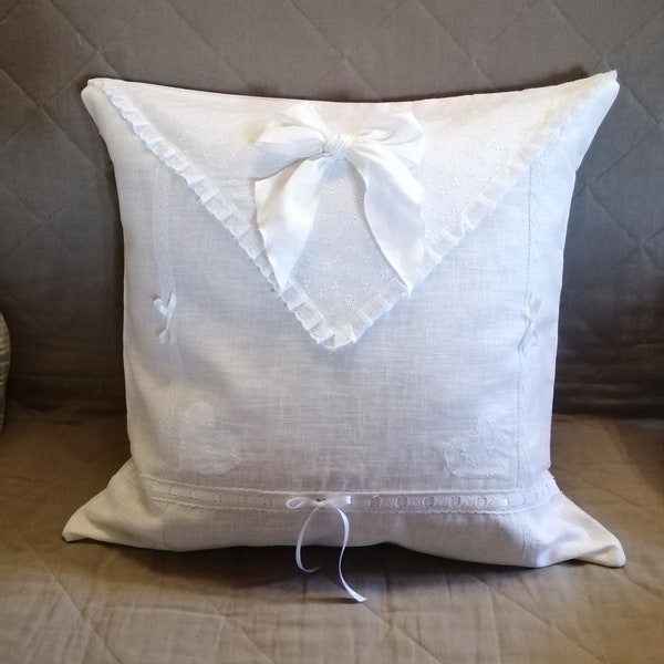 Housse de coussin lin dentelle et broderie "Shabby White"