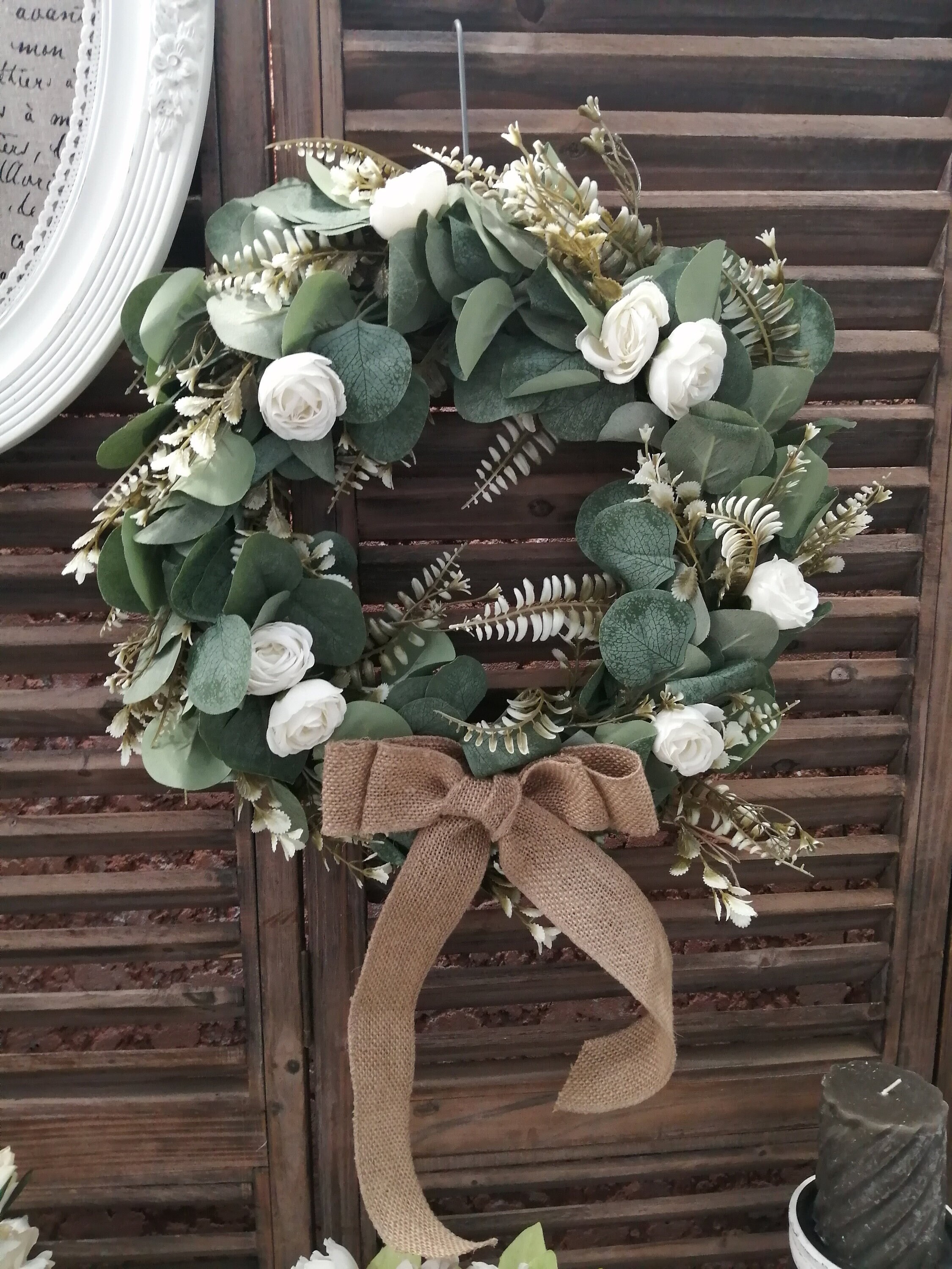 Couronne d'eucalyptus Aux Roses Blanches
