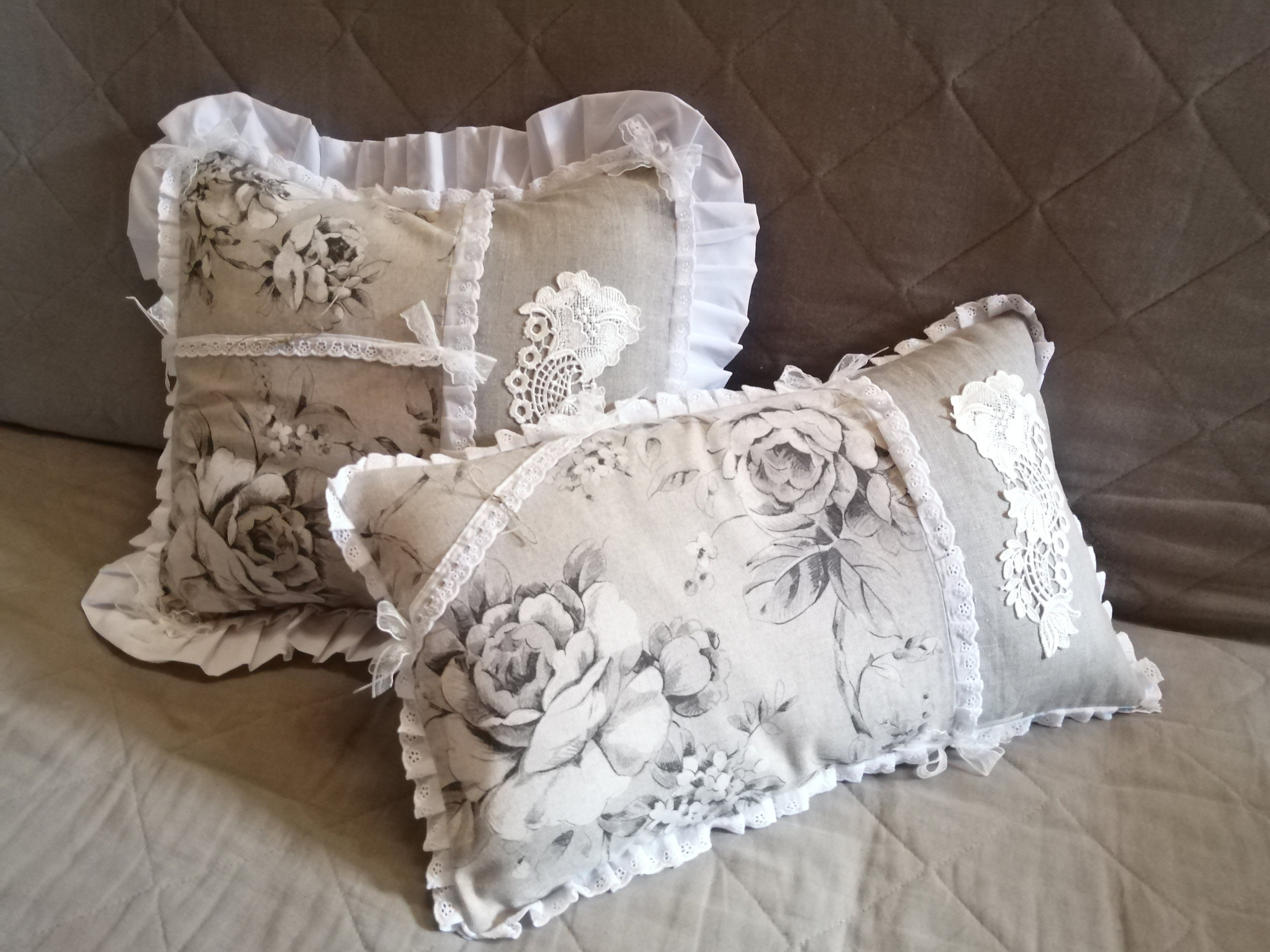 Housse de Coussin, Dentelle et Broderie La Collection Roses Blanches