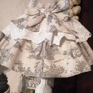 Lampenschirm-Petticoat aus Leinen und Stickerei, Kollektion Pastoral. Bild 2