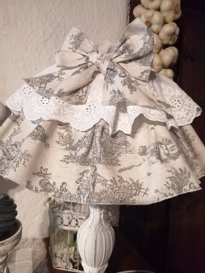 Lampenschirm-Petticoat aus Leinen und Stickerei, Kollektion Pastoral. Bild 2