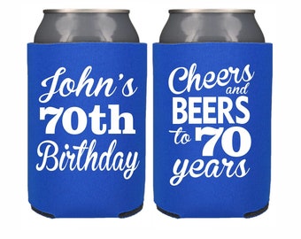 Könnte beinhalten: Zwei blaue Getränkedosenkühler mit weißem Text. Ein Kühler sagt "John's 70th Birthday" und der andere sagt "Cheers and Beers to 70 years".