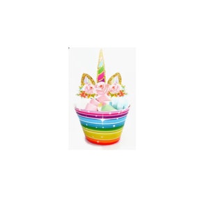 Op de afbeelding: Regenboog cupcake liner met een eenhoorn topper met een gouden hoorn, roze bloemen en glitter. De liner is gevuld met pastelkleurige snoepjes.
