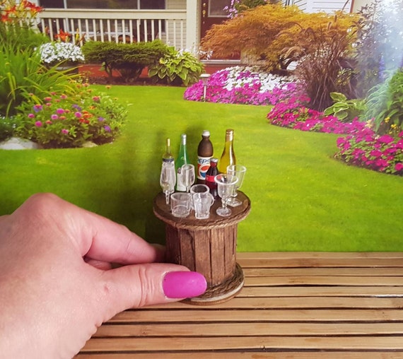1:12 DOLLHOUSE Mini Furniture Fittings a Beer Barrel and a Glass of Beer Hc