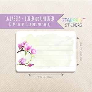 Puede incluir: 16 etiquetas con un diseño de acuarela de flores de magnolia rosas sobre un fondo verde. Las etiquetas miden 9,9 cm de ancho y 6,8 cm de alto. Las etiquetas pueden ser rayadas o sin rayas. STARPRINT STICKERS.