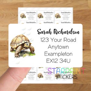 Op de afbeelding: Een wit rechthoekig retouradreslabel met een schildpad-illustratie en de tekst "Sarah Richardson, 123 Your Road, Anytown Exampleton, EX12 34U".