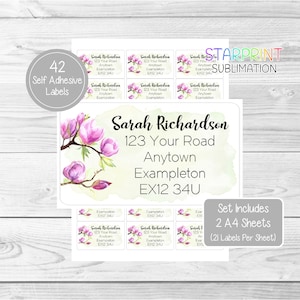 Może przedstawiać: Zestaw 42 samoprzylepnych etykiet z wzorem akwarelowego kwiatu magnolii. Etykiety są nadrukowane tekstem "Sarah Richardson", "123 Your Road", "Anytown", "Exampleton" i "EX12 34U". Zestaw zawiera dwa arkusze A4 z 21 etykietami na arkusz.