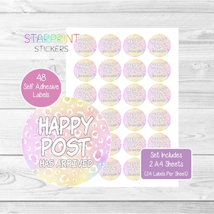 Puede incluir: Un conjunto de 48 etiquetas autoadhesivas con un diseño de arcoíris y estampado de leopardo. Las etiquetas dicen "Happy Post Has Arrived". El conjunto incluye 2 hojas A4 con 24 etiquetas por hoja.