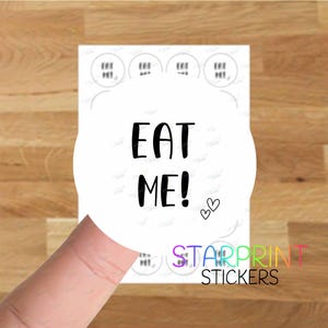 Adesivi Eat Me, 48 etichette rotonde (2 fogli A4), per bomboniere/sacchetti per dolcetti per feste di compleanno/scatole per torte/etichette per coni di caramelle/cibo fatto in casa