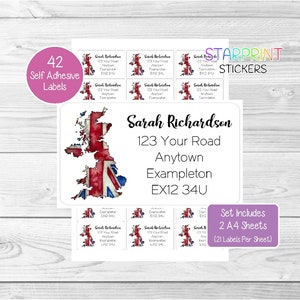 以下が含まれることがあります： 水彩画のユニオンジャックのデザインが施された、42枚の粘着ラベルのシート。ラベルには「Sarah Richardson」の名前と住所の詳細が表示されています。画像には「STARPRINT STICKERS」と「Set Includes 2 A4 Sheets」の文字も含まれています。
