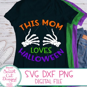 Halloween Svg, Diese Mama liebt Halloween Svg, Lustige Sprüche, Skelett Hände, Zeigende Hände, Cricut, Svg, Silhouette, Dxf, Bügelbild, Png