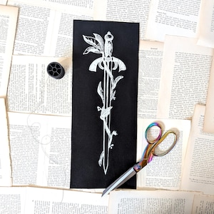 Peut inclure: Ensemble de trois tasses en céramique avec une finition mate et mouchetée. Les tasses sont de couleur crème, gris clair et gris foncé. Chaque tasse a un design simple et minimaliste, parfait pour le café ou le thé.