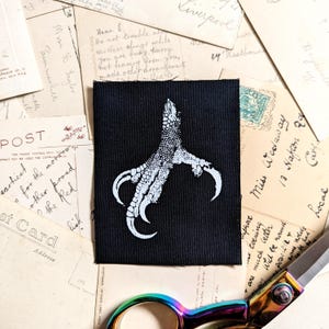 Bird of Prey Talon Sy-på-lapp Handscreentryckt svartvitt