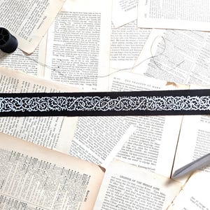 Lång taggdekoration, påsydd lapp, handtryckt, svartvitt