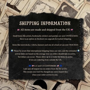 Pu&ograve; includere: Un cartello rettangolare nero con bordi strappati che presenta un testo bianco che recita SHIPPING INFORMATION, seguito da dettagli riguardanti i metodi di spedizione, i tempi di consegna internazionali e le politiche sulle tasse di importazione.