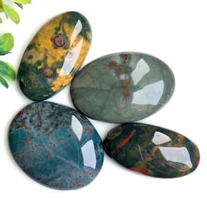 Cabochon met bloedsteen, ovale vorm 28 x 31 mm, ongeveer 5 stuks zoals op afbeelding, meditatiekristal, handgemaakte ambachtelijke ontwerpen sieraden 84562