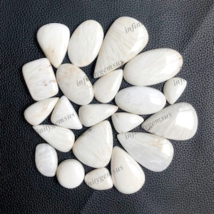 Cabochon di pietra preziosa naturale di scolecite bianca all'ingrosso, lotto in base al peso, con forme miste, utilizzato per la creazione di gioielli fai da te. Pendente avvolto con filo.