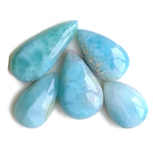 Cabujón de larimar, 14 x 22 mm aprox., forma de pera, paquete de 5 unidades, como en la imagen. Piedra preciosa de larimar de buena calidad para la confección perfecta de anillos. Lote 84617.