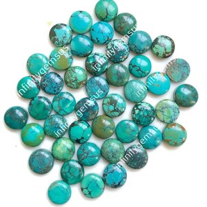 Pode incluir: Uma cole&ccedil;&atilde;o de 30 caboch&otilde;es redondos de turquesa, cada um com um padr&atilde;o &uacute;nico de azul, verde e marrom. Os caboch&otilde;es s&atilde;o lisos e polidos, e t&ecirc;m um aspecto natural e terroso.