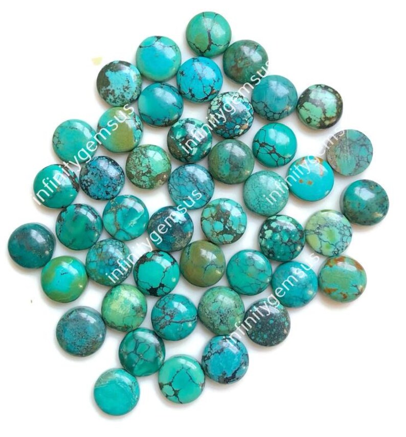 Pode incluir: Uma cole&ccedil;&atilde;o de 30 caboch&otilde;es redondos de turquesa, cada um com um padr&atilde;o &uacute;nico de azul, verde e marrom. Os caboch&otilde;es s&atilde;o lisos e polidos, e t&ecirc;m um aspecto natural e terroso.