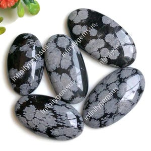 Bellissimo cabochon di pietra preziosa a forma di fiocco di neve, 24 x 32 mm circa, forma ovale, lotto da 5 pezzi, come in foto, pietra preziosa a fondo piatto, ciondolo avvolto con filo, 84527