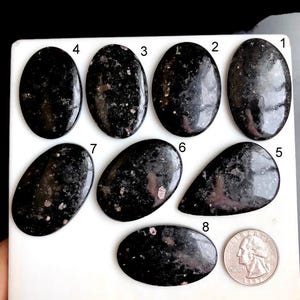 Cabujón de nuummita seleccionado, piedra semipreciosa curativa para joyería, joyería de nuummita, cristal de poder, joyería suelta (lote Y6)