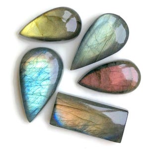 Cabochon di labradorite naturale multi fuoco, 23 x 25 mm circa, forma mista come da immagine, pietra semipreziosa sciolta, 5 pezzi, da usare come ciondolo 84583