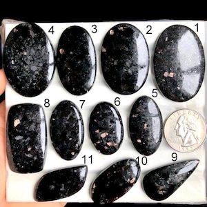 Cabochon di Nuummite selezionato, pietra semipreziosa naturale per la creazione di gioielli, pietra portafortuna, cristallo di potenza LOT-A185