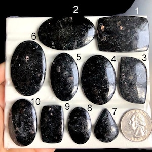 Cabochon di Nuummite selezionato, pietra semipreziosa curativa per la creazione di gioielli, splendida Nuummite per pendenti, avvolto con filo LOT-A74