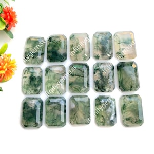 Peut inclure: Une collection de 15 cabochons en agate mousse verte, chacun avec un motif unique de vert et de blanc. Les cabochons sont de forme rectangulaire et ont une finition lisse et polie.