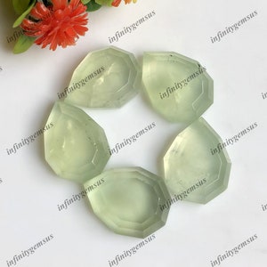 Prehnite Pietra preziosa Forma a pera 13x16mm Circa 5 pezzi Lotto. Fondo piatto - Colore verde Prehnite sfaccettata Pietra preziosa Creazione di gioielli, cristallo di protezione