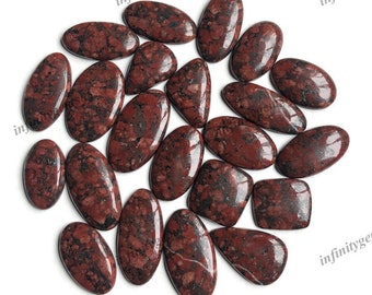 Natural Red Jasper Gemstone Cabochon Lotto all'ingrosso in peso con diverse forme e dimensioni utilizzate per la produzione di gioielli e la fornitura artigianale.