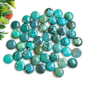 Pode incluir: Uma cole&ccedil;&atilde;o de 30 caboch&otilde;es de turquesa, cada um com um padr&atilde;o &uacute;nico de veios e varia&ccedil;&otilde;es de cor. Os caboch&otilde;es s&atilde;o lisos e polidos, com uma cor turquesa brilhante e vibrante.