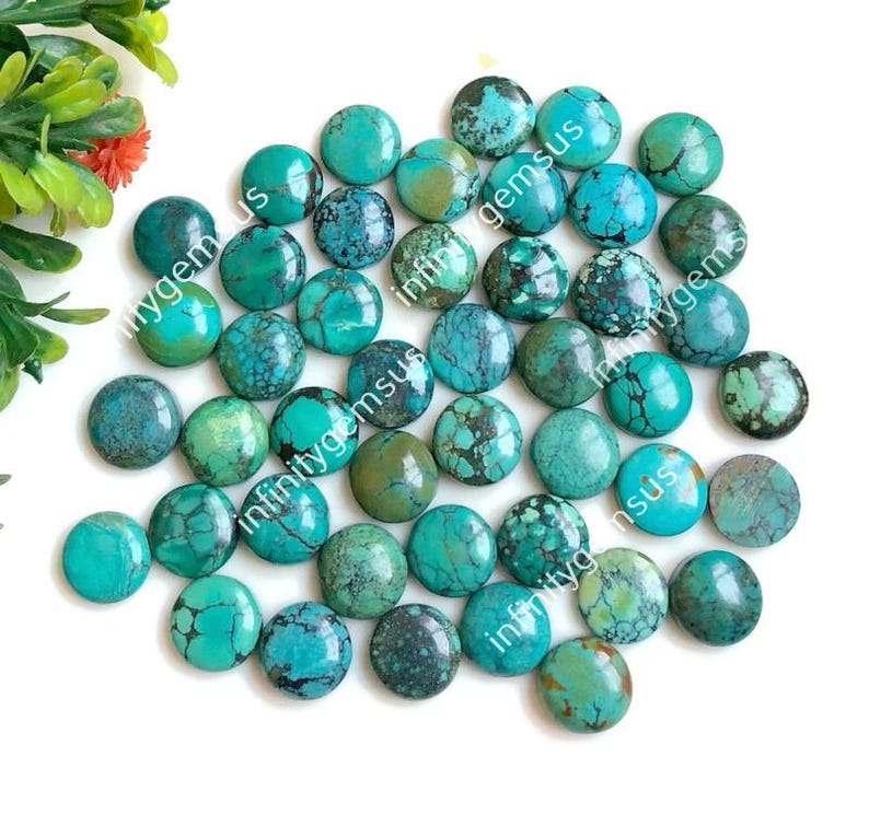 Pode incluir: Uma cole&ccedil;&atilde;o de 30 caboch&otilde;es de turquesa, cada um com um padr&atilde;o &uacute;nico de veios e varia&ccedil;&otilde;es de cor. Os caboch&otilde;es s&atilde;o lisos e polidos, com uma cor turquesa brilhante e vibrante.