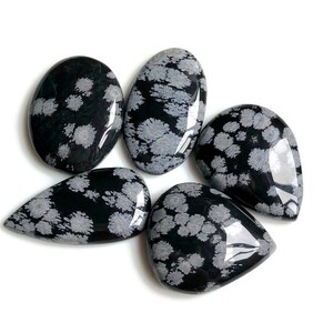 Cabochon con fiocco di neve sciolto, 26x31 mm circa. Forme e dimensioni miste, lotto di 5 pezzi, come nell'immagine, pendenti con avvolgimento di filo metallico 83614