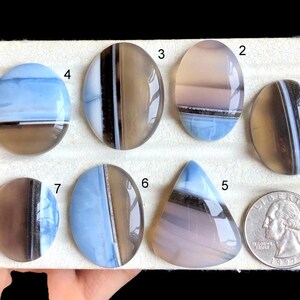 Blauwe opaal cabochon edelsteen, je kunt alle stenen die je leuk vindt uit deze bak halen als ze beschikbaar zijn, goede vorm en kwaliteit LOT-U1