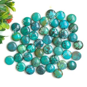Pode incluir: Uma cole&ccedil;&atilde;o de 25 caboch&otilde;es de turquesa, cada um com um padr&atilde;o &uacute;nico de azul, verde e marrom. Os caboch&otilde;es s&atilde;o lisos e polidos, e todos s&atilde;o aproximadamente do mesmo tamanho.