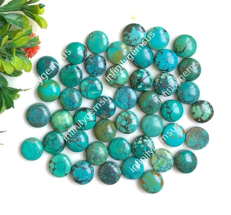 Pode incluir: Uma cole&ccedil;&atilde;o de 25 caboch&otilde;es de turquesa, cada um com um padr&atilde;o &uacute;nico de azul, verde e marrom. Os caboch&otilde;es s&atilde;o lisos e polidos, e todos s&atilde;o aproximadamente do mesmo tamanho.