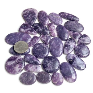 Bella lepidolite viola Cabochon lotto all'ingrosso per peso con diverse forme e dimensioni utilizzate per la produzione di gioielli e la fornitura artigianale