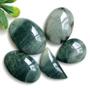 Cabujón de jaspe oceánico verde, 11 x 25 mm aprox., formas y tamaños variados, paquete de 5 unidades, piedra semipreciosa natural para joyería (84590)