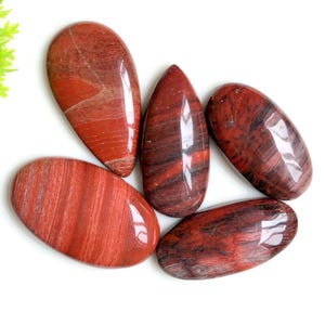 Cabochão de jaspe de pele de cobra, 28x33, aproximadamente, formatos mistos, com fundo plano, pacote com 5 pedras preciosas, lote misto, uso para fabricação de joias, 84594