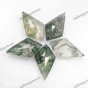 Peut inclure: Cinq cabochons d'agate verte et blanche taillés en forme de cerf-volant. Les pierres ont une apparence translucide avec des inclusions vertes ressemblant à de la mousse.